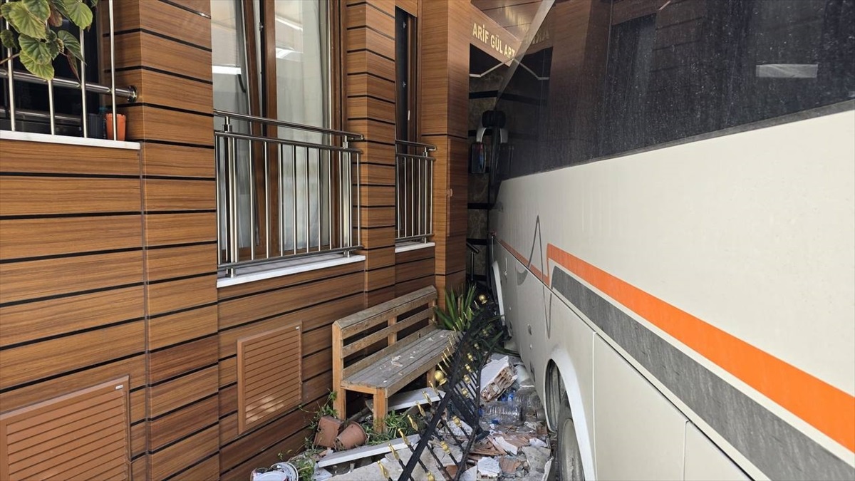Küçükçekmece\'de Kontrolden Çıkan Minibüs Bina Şişti