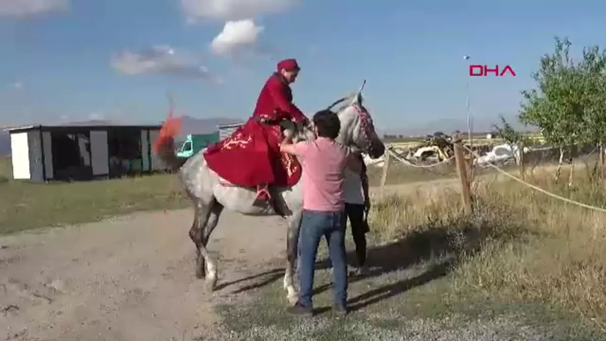 Atlı Okçuluk Şampiyonu Tezini Ata Binerken Götürdü