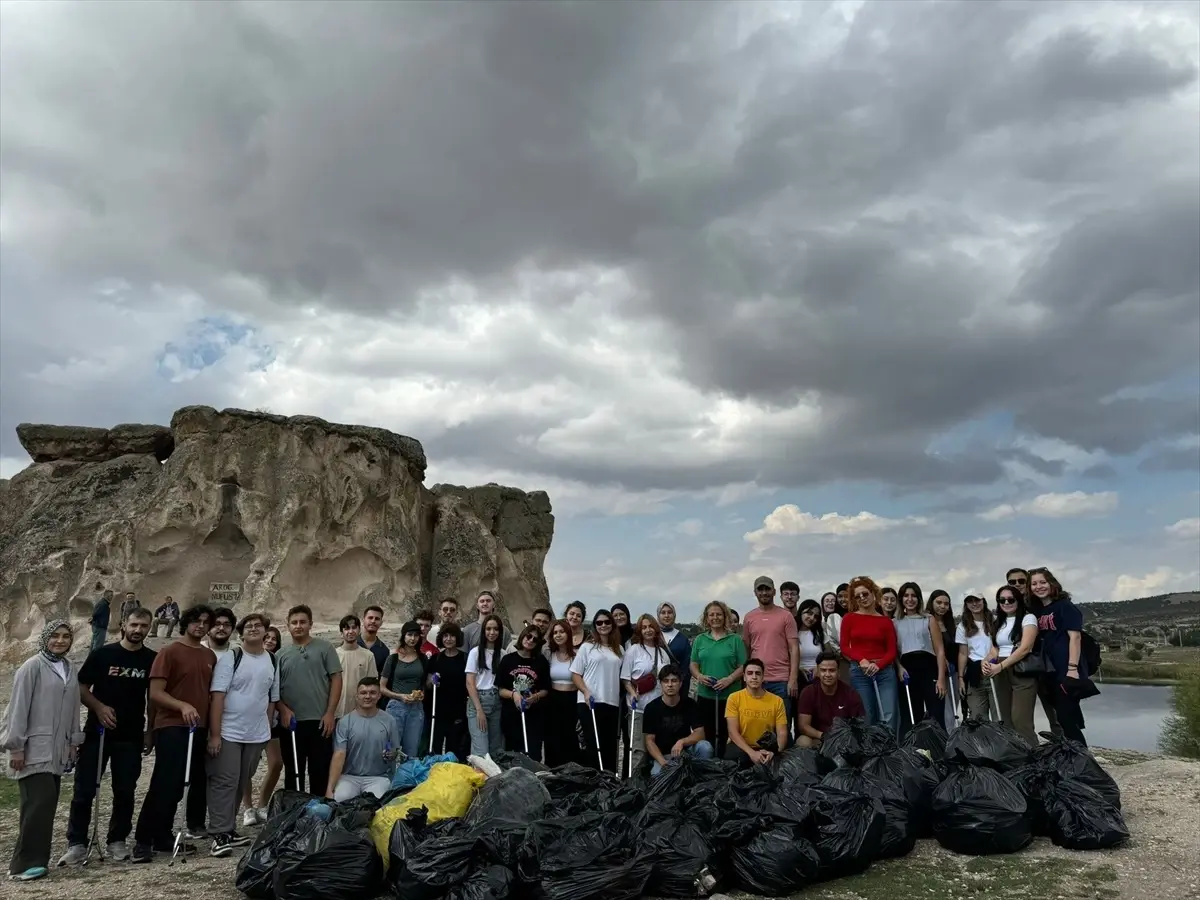 Öğrencilerden Çevre Günü Temizliği