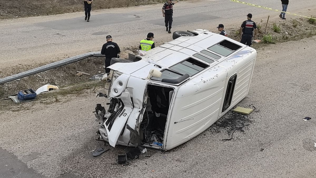 İnegöl\'de Servis Minibüsü Kaza Yaptı