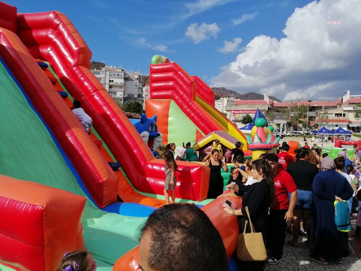 İzmir\'de Orman Yangınından Etkilenen Çocuklar İçin Eğlenceli Etkinlikler Düzenlendi