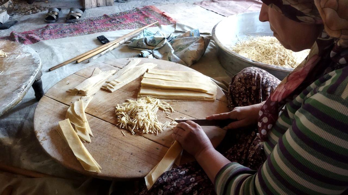 Erzincan\'da Kışlık Erişte Kesimi Başladı