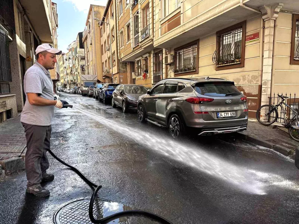 Kağıthane Belediyesi\'nden Sürekli Sokak Yıkama Çalışmaları