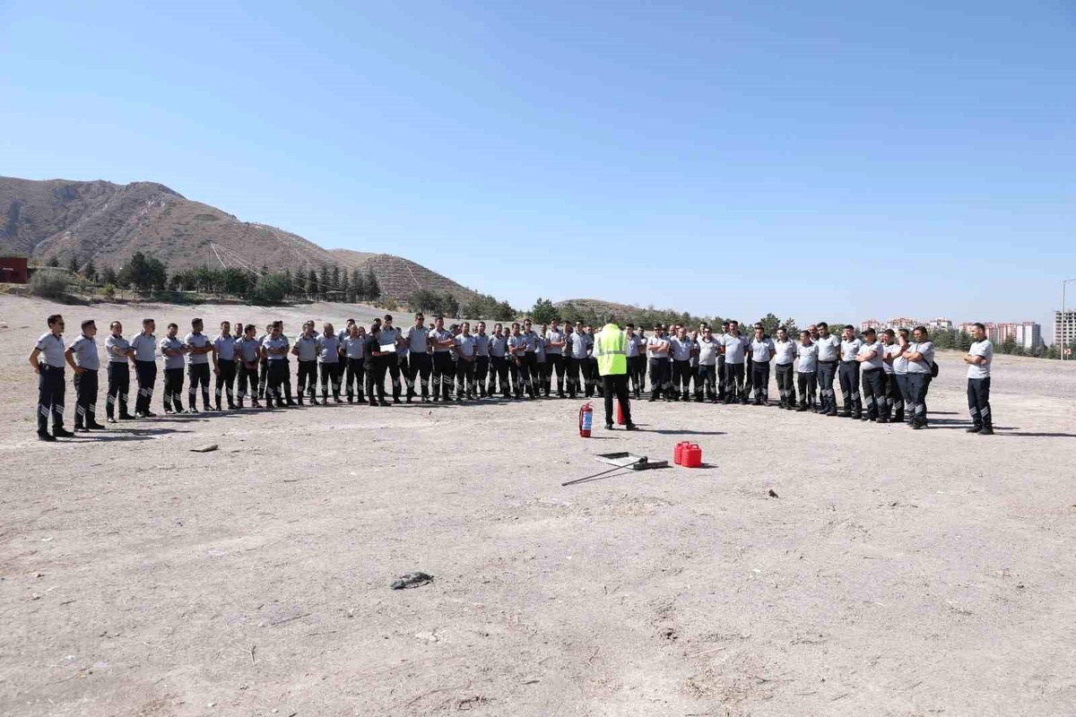 Kayseri\'de Güvenlik Görevlilerine Yangınla Mücadele Eğitimi Verildi