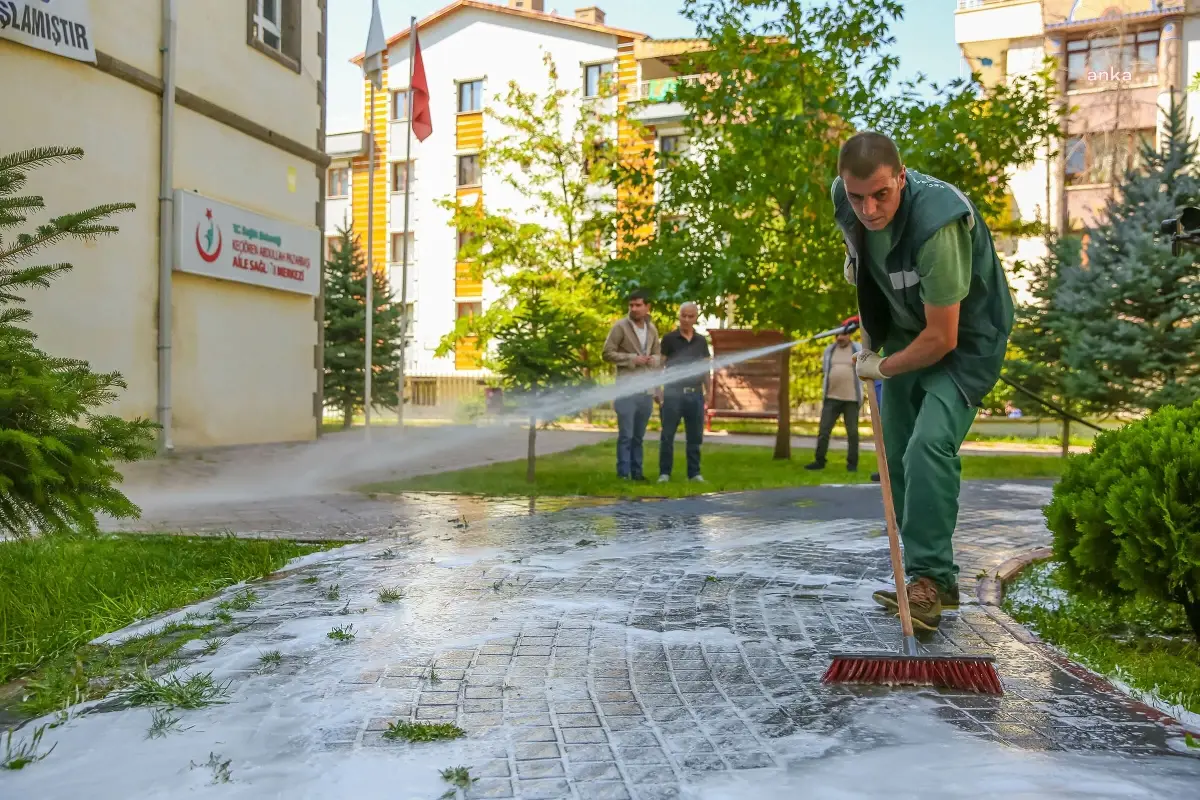 Keçiören Belediyesi\'nden Temizlik Faaliyetleri Devam Ediyor