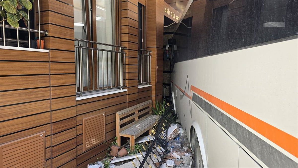 Servis Minibüsü Bina Duvarına Çarptı