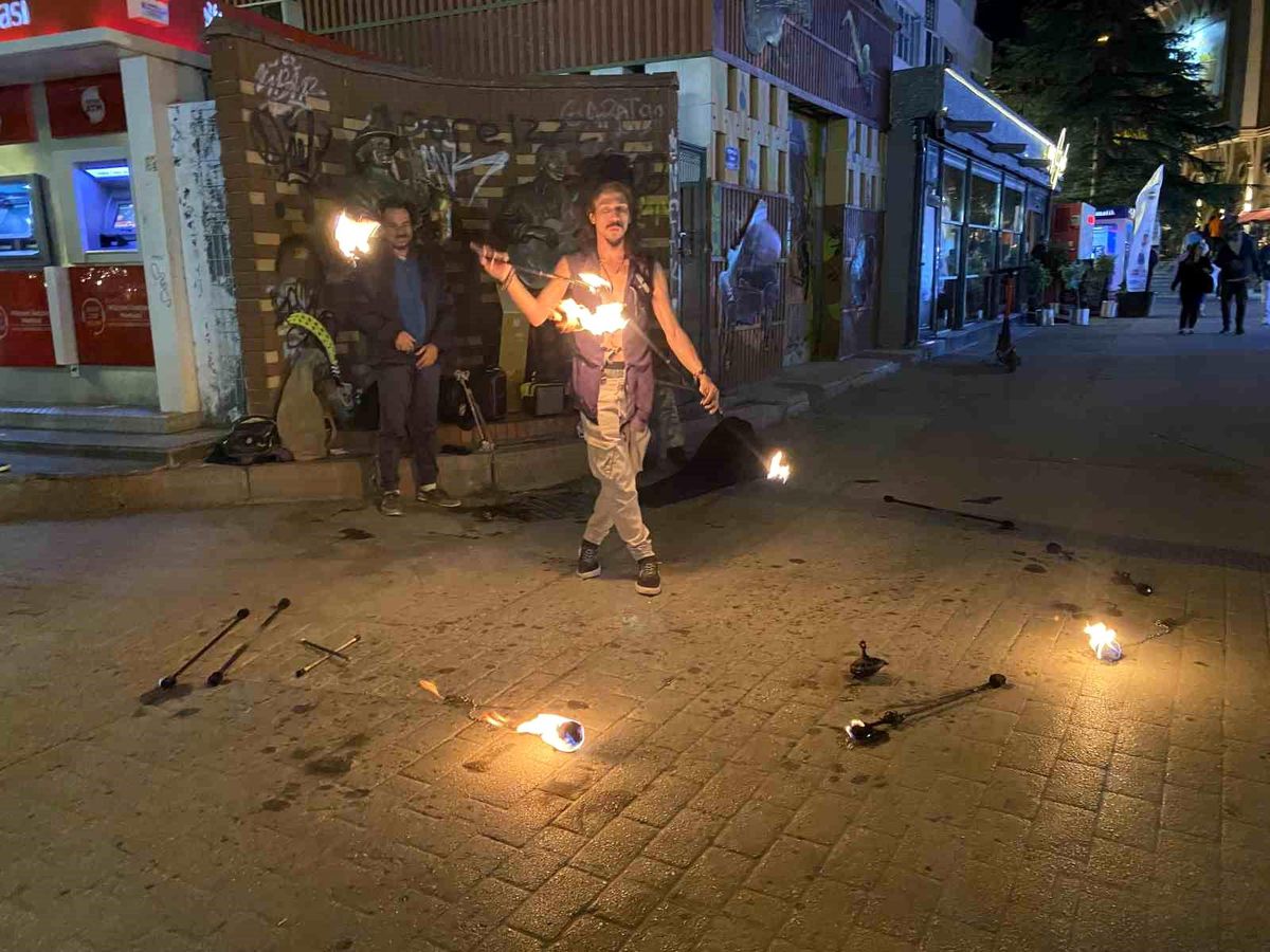 Eskişehir\'de Meşaleli Akrobasi Gösterisi
