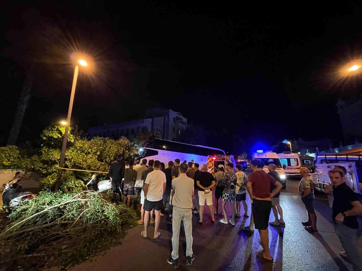 Manavgat\'ta Tur Otobüsü Kazası: Sürücü Hayatını Kaybetti