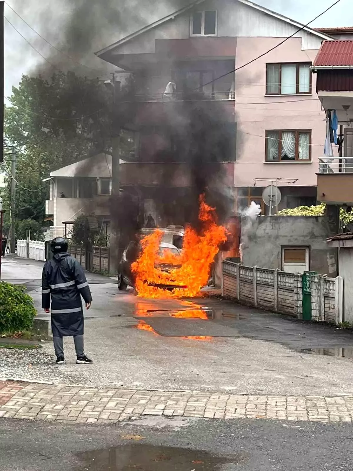 Serdivan\'da Park Halindeki Araç Yandı