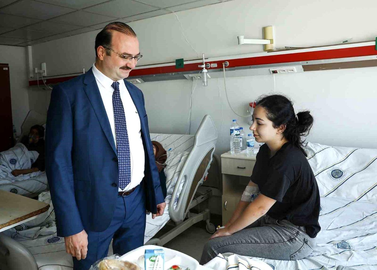 Rektörden Kazazede Öğrenciye Ziyaret