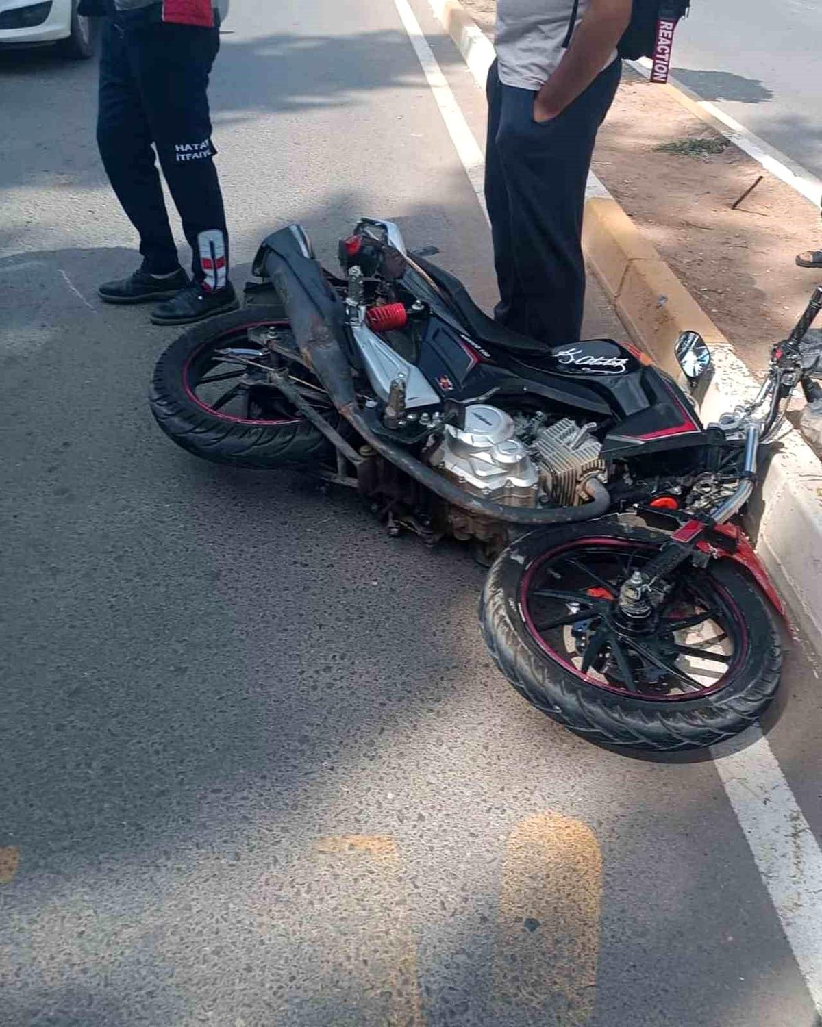Hatay\'da Motosiklet Kazası: Sürücü Yaralı