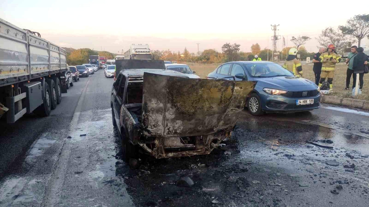 Bursa\'da otomobil alev aldı, sürücüler kurtuldu