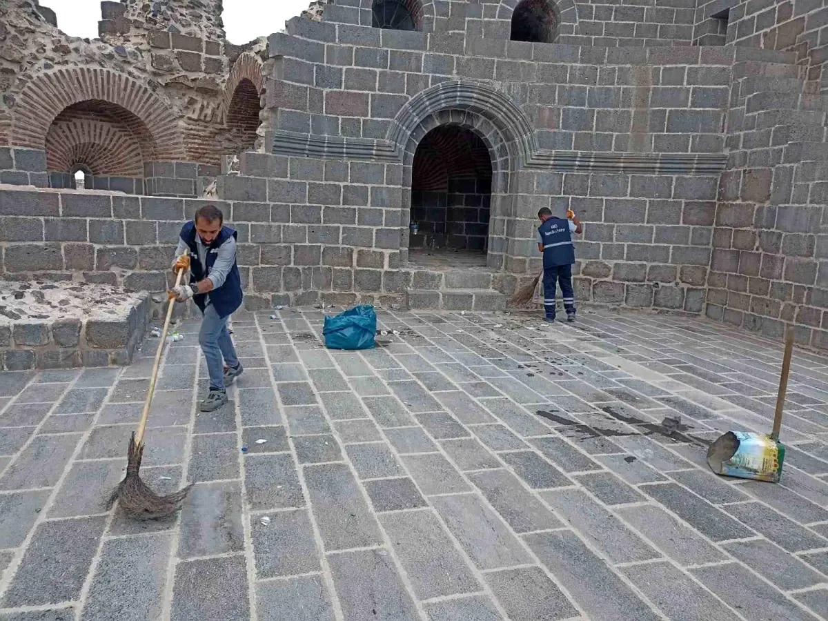 Diyarbakır Sur Burçları\'nda Detaylı Temizlik Çalışması