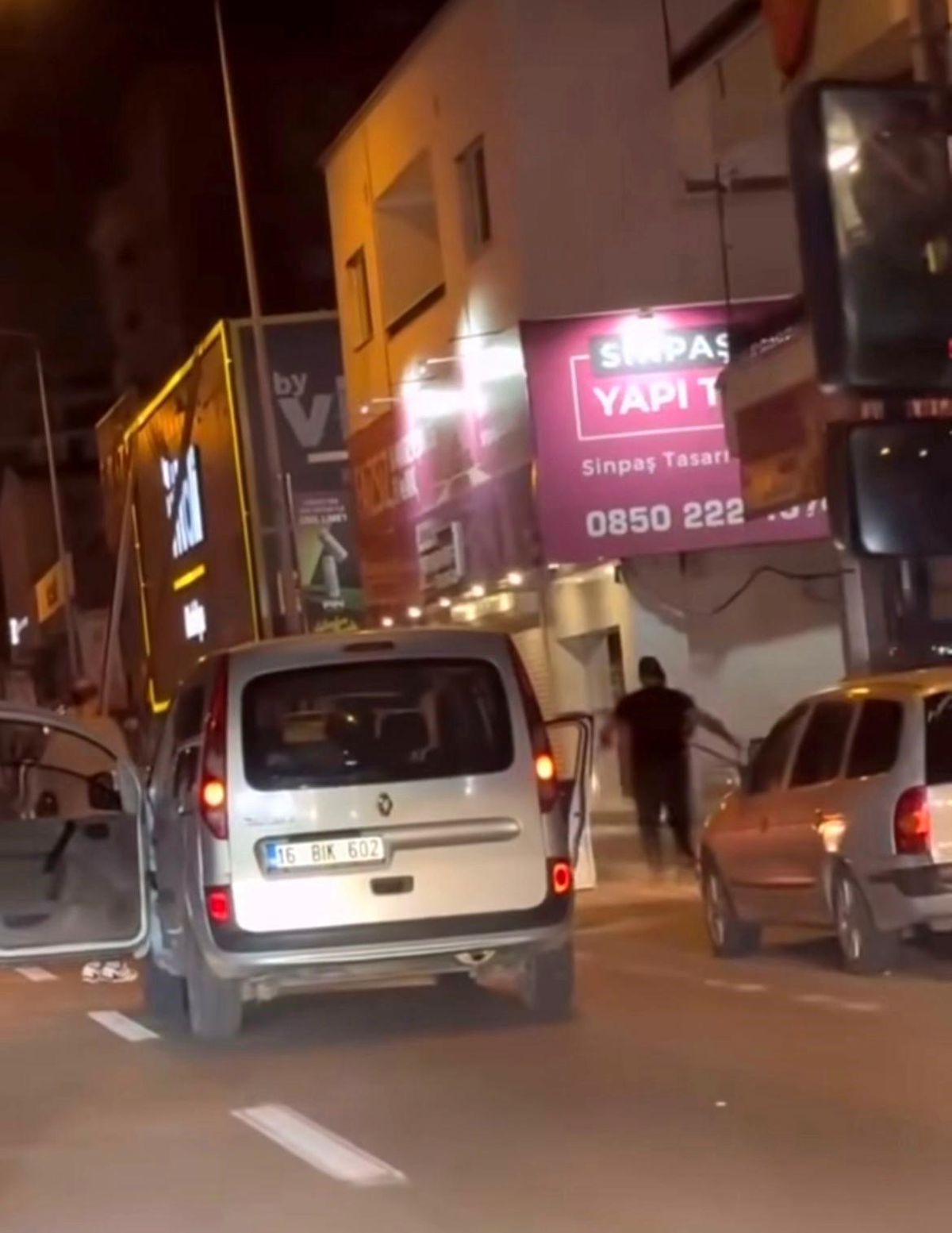 Bursa\'da Yol Vermeme Kavgası Kamerada