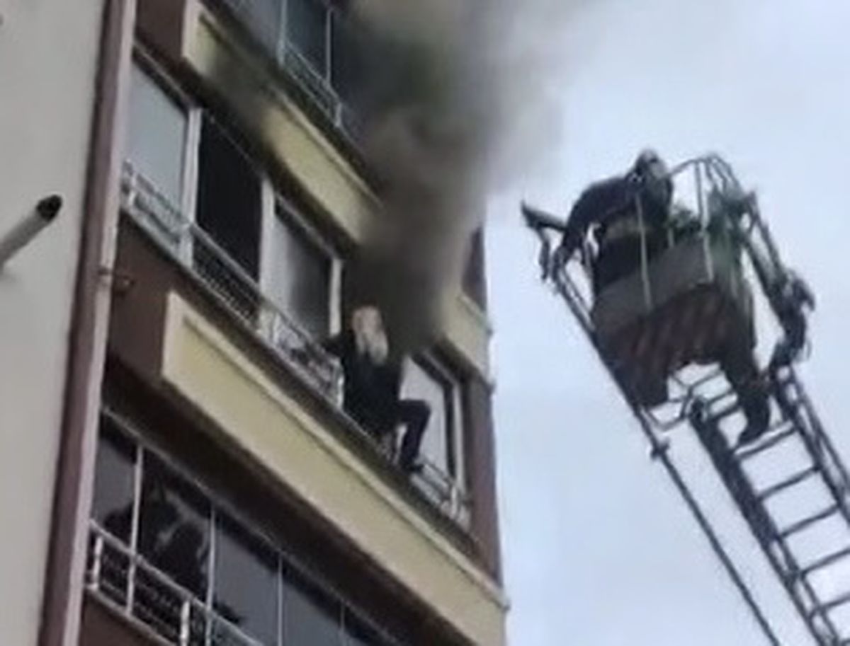 Sivas\'ta Yangında Mahsur Kalan Adam Kurtarıldı