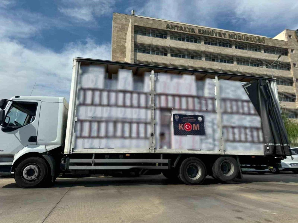 Antalya\'da Operasyon: 8 Milyon Makaron Ele Geçirildi
