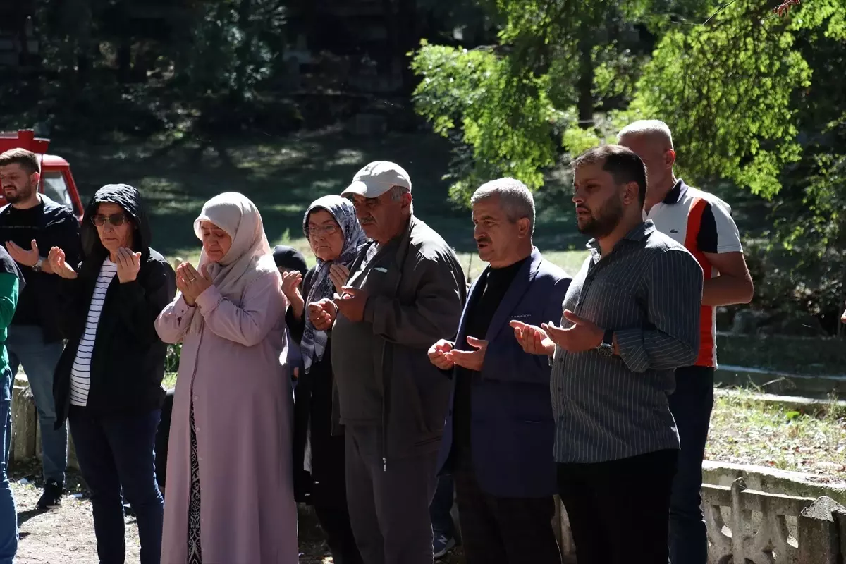 Şehit Polis Memuru Mehmet Erçin\'in Mezarları İlçe Merkezine Nakledildi