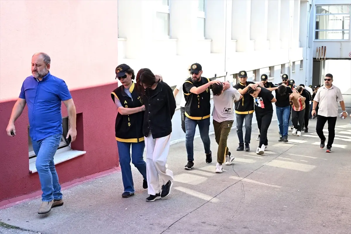 Adana\'da Bıçaklı Kavga: 20 Yaşındaki Genç Öldürüldü