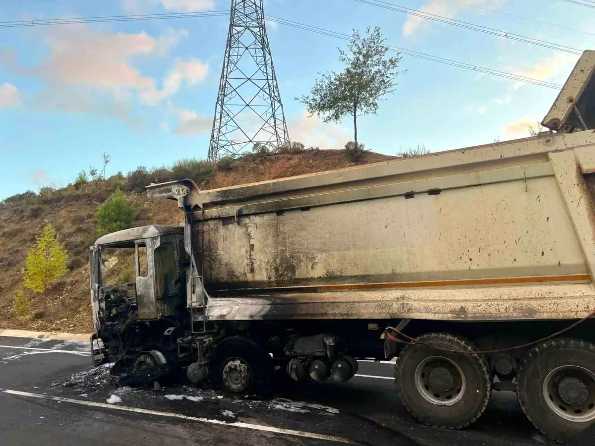 Gündoğmuş\'ta Asfalt Yüklü Kamyon Yanarak Kullanılamaz Hale Geldi