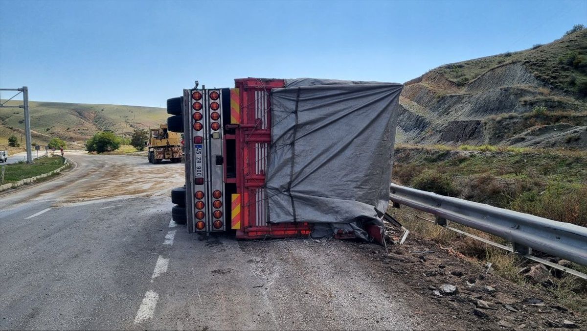 Çorum\'da Kamyon Devrildi: Sürücü Yaralandı