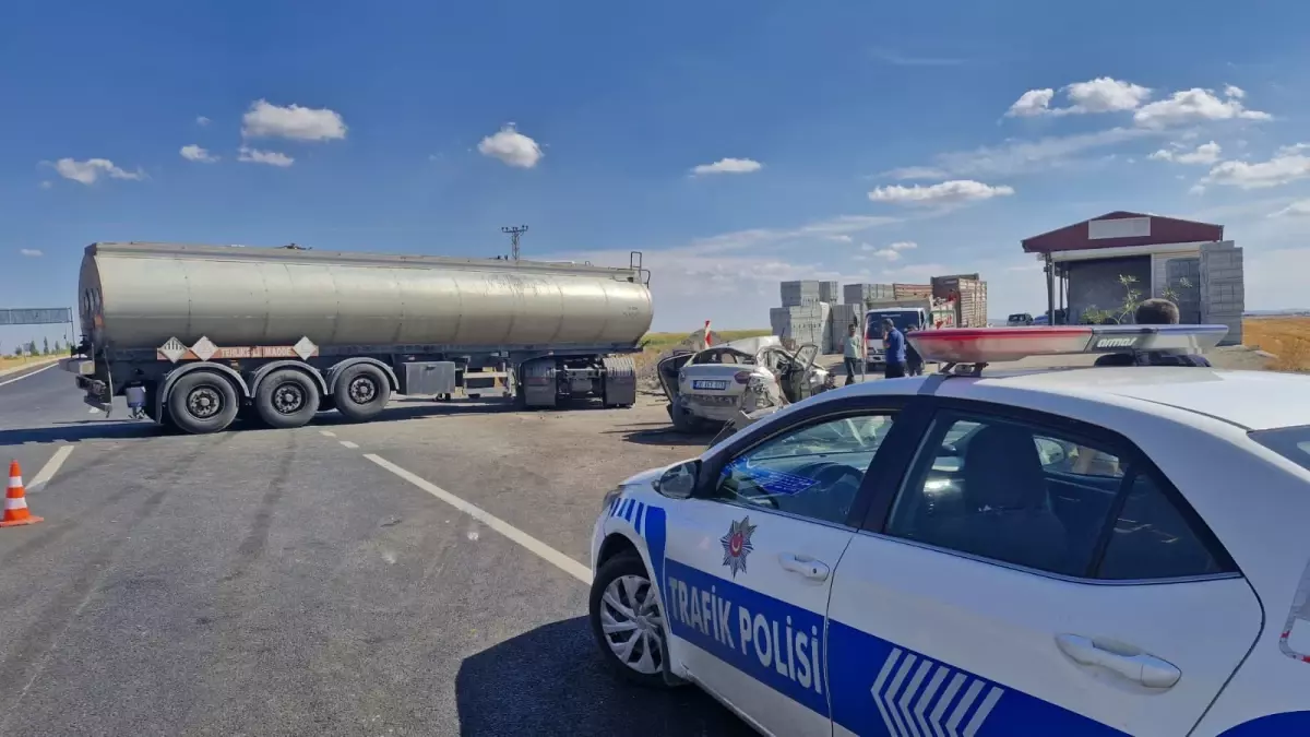 Diyarbakır\'da Tanker-Otomobil Çarpıştı: 4 Yaralı