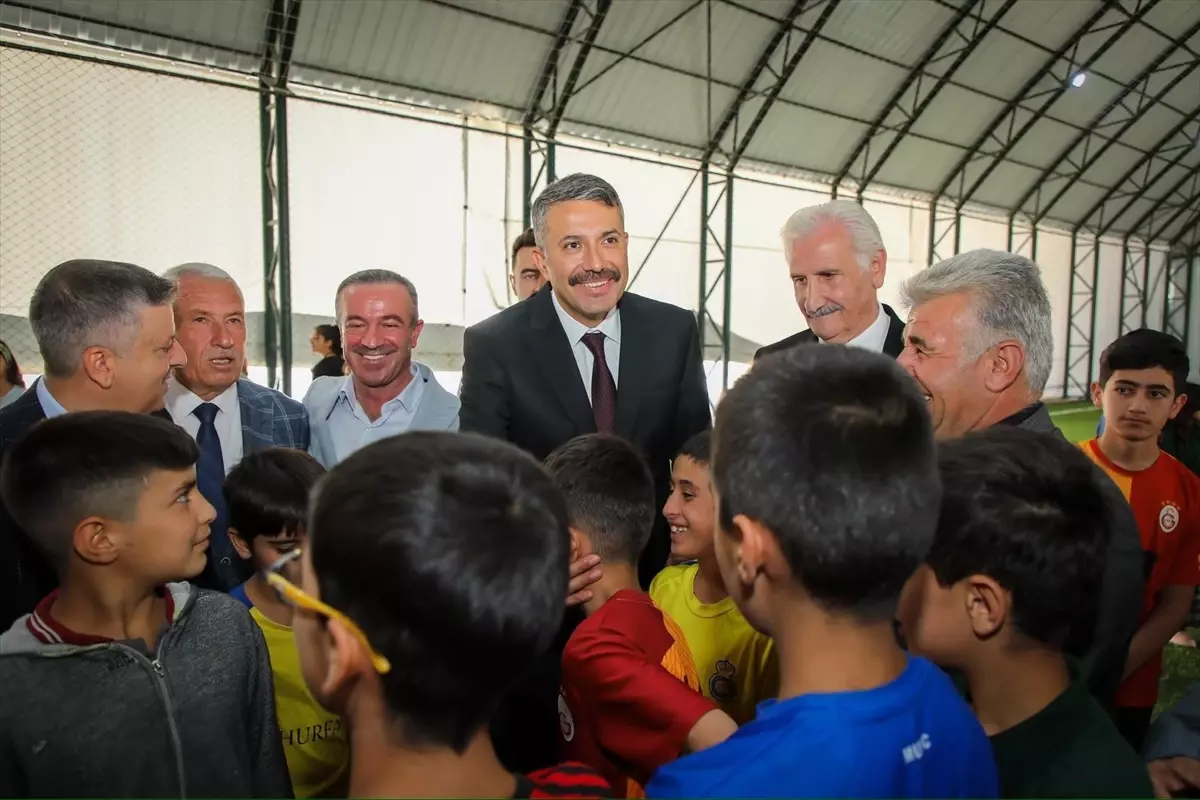 Hakkari\'de Şehit Mehmet Ali Kaya Kapalı Spor Sahası Açıldı