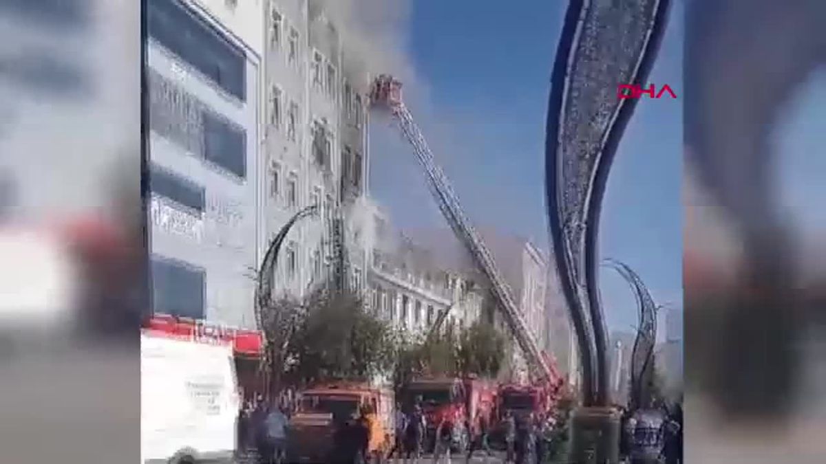 Kars\'ta Otel Yangını: Tahliye ve Müdahale Başlatıldı