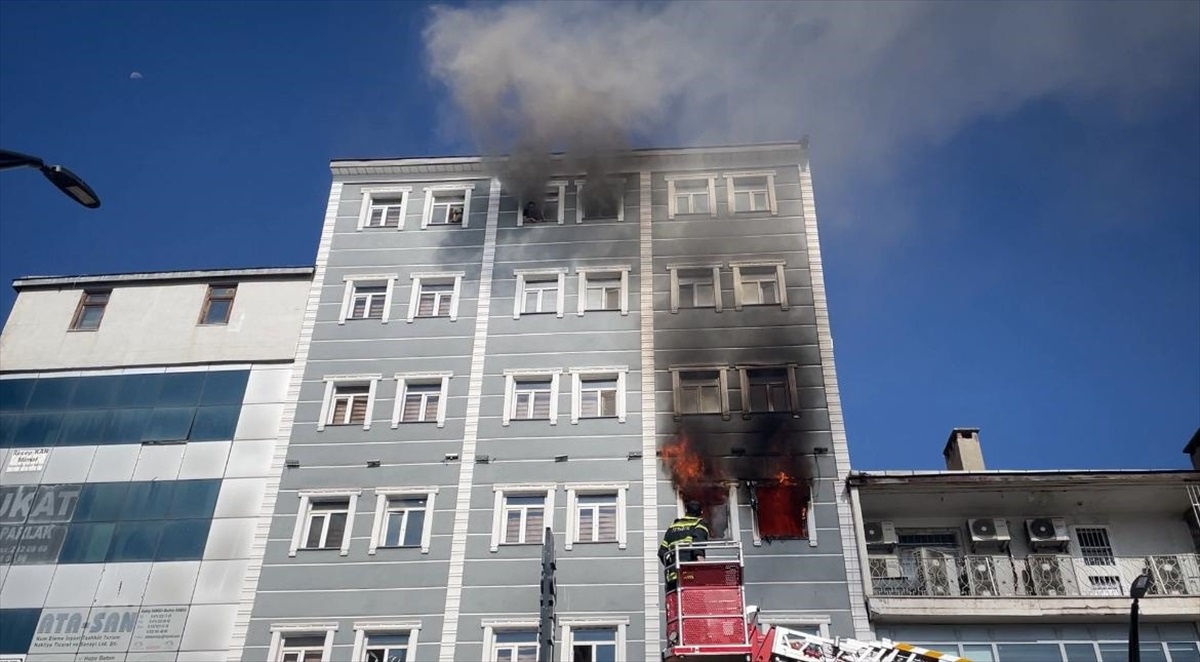 Kars\'ta 7 Katlı Otelde Yangın
