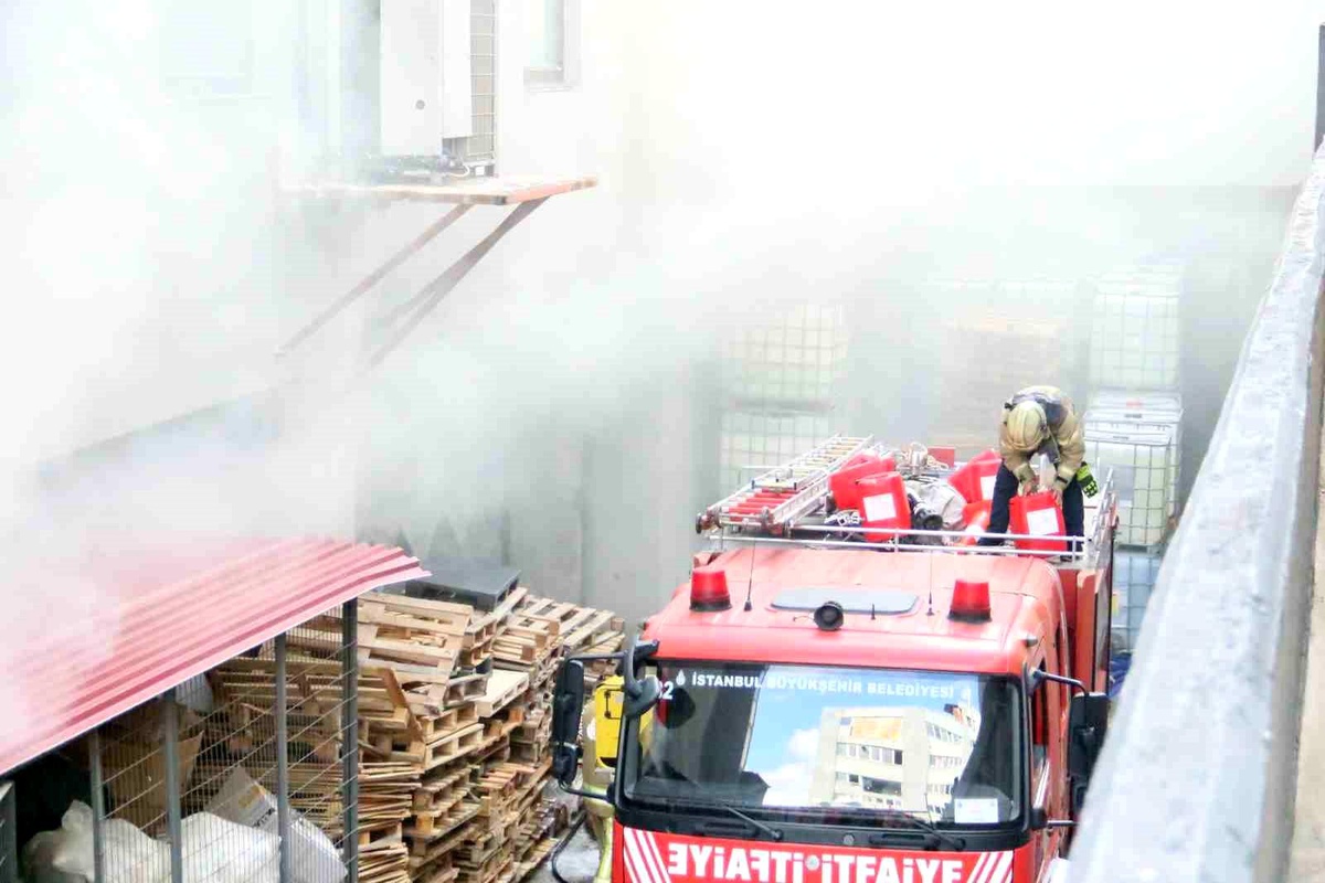 Beylikdüzü\'nde Kimya Fabrikasında Yangın