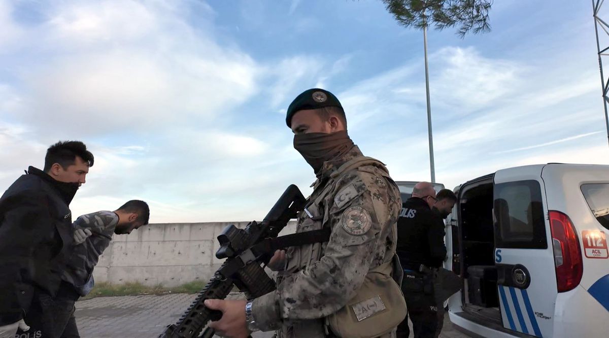 Kırklareli\'nde 16 Kaçak Göçmen ve 3 Organizatör Yakalandı