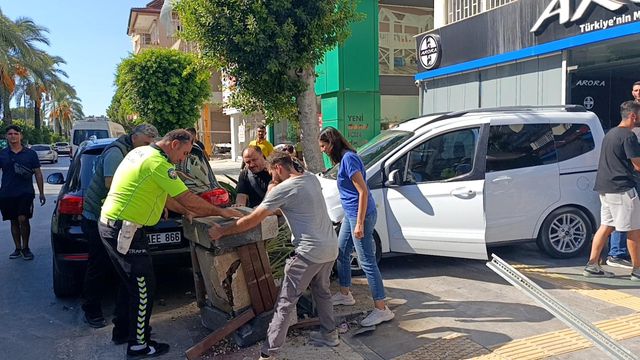Kontrolden çıkan araç kaldırıma daldı: 3 kişi ölümden kıl payı kurtuldu Kontrolden çıkan araç kaldırıma daldı: 3 kişi ölümden kıl payı kurtuldu