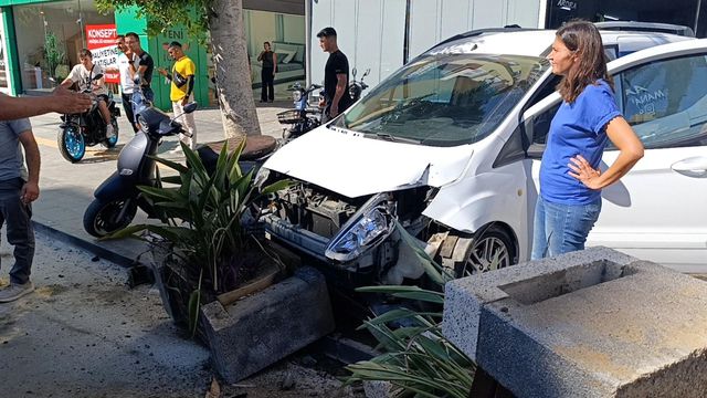 Kontrolden çıkan araç kaldırıma daldı: 3 kişi ölümden kıl payı kurtuldu Kontrolden çıkan araç kaldırıma daldı: 3 kişi ölümden kıl payı kurtuldu