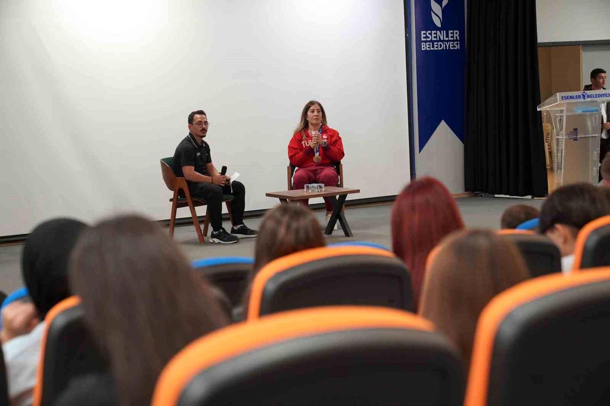 Yasemin Adar, \'Madalya Hikayeleri\' Programında Gençlerle Başarı Hikayesini Paylaştı