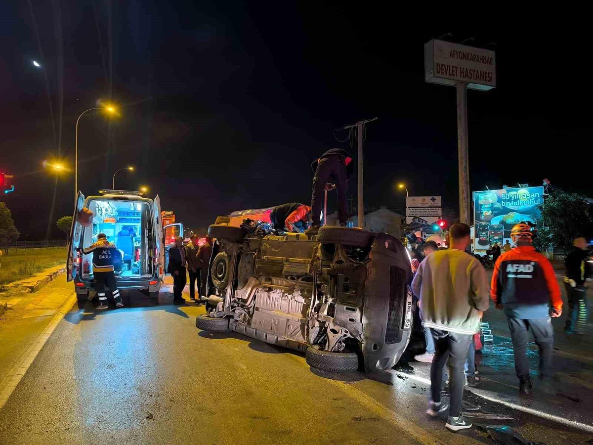 Afyon\'da Trafik Kazası: 3 Yaralı