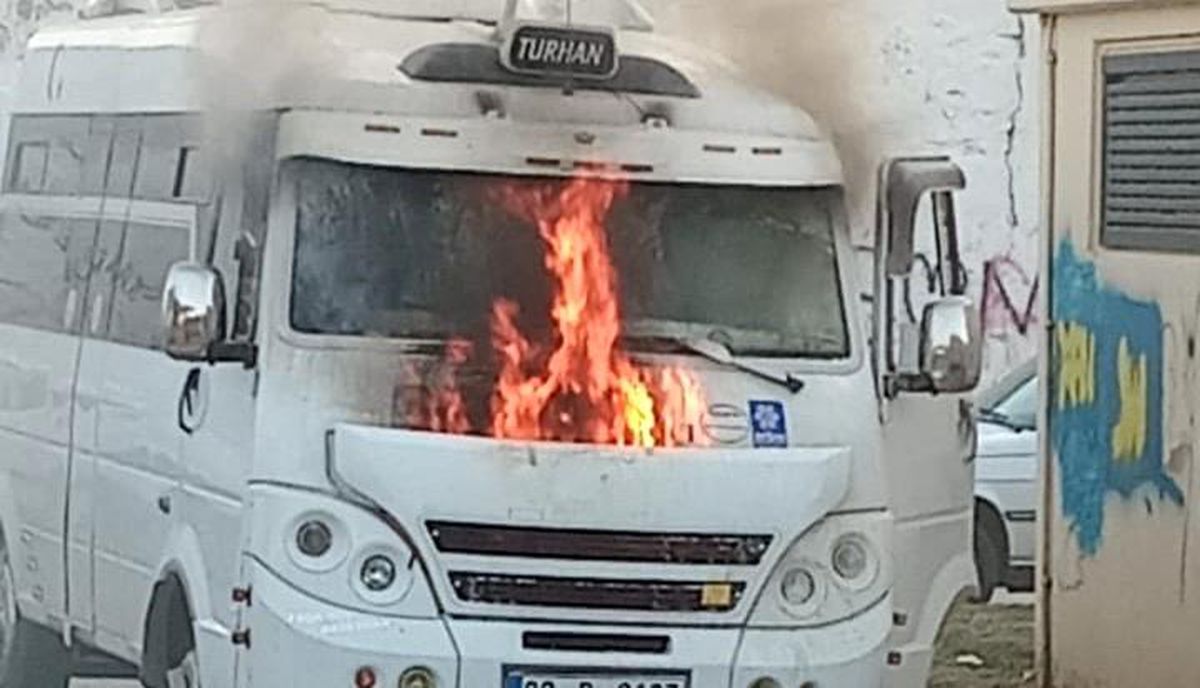 Aydın\'da Park Halindeki Servis Minibüsünde Yangın Çıktı