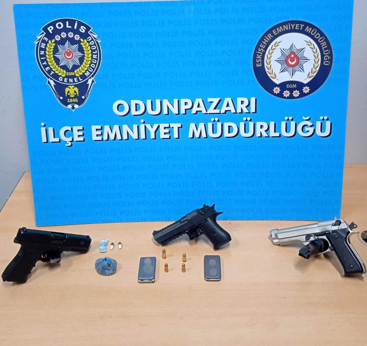 Eskişehir\'de Uyuşturucu ve Silah Operasyonu