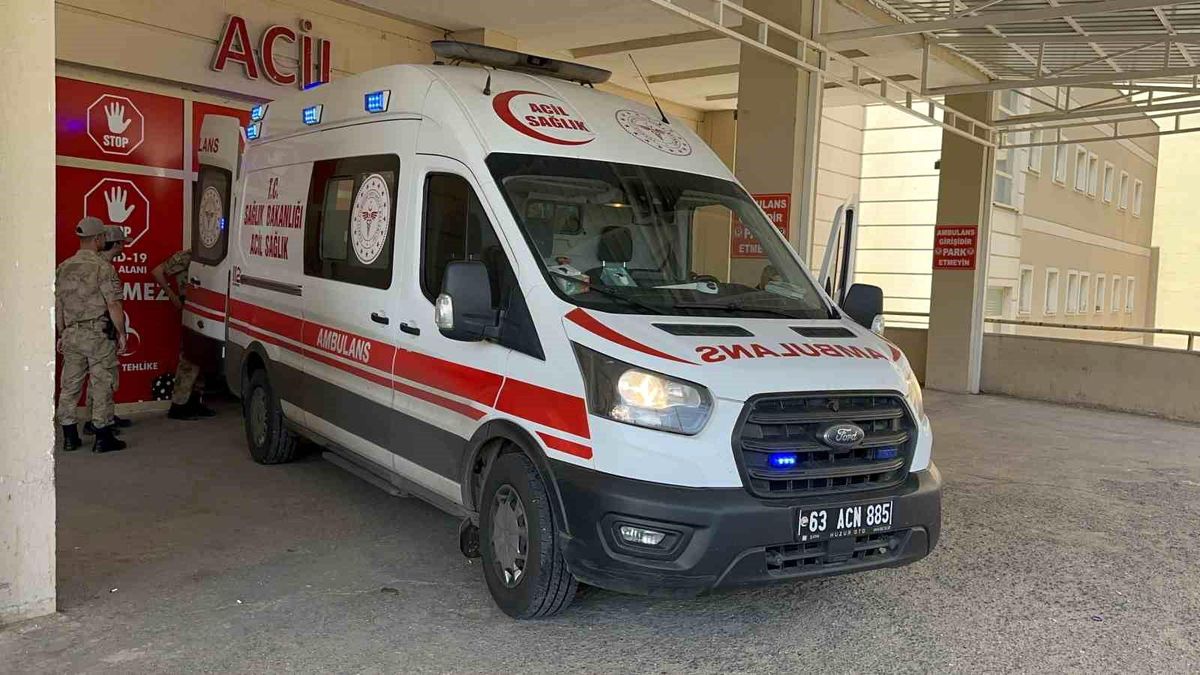Siverek\'te Tarım İşçilerini Taşıyan Kamyonet Devrildi