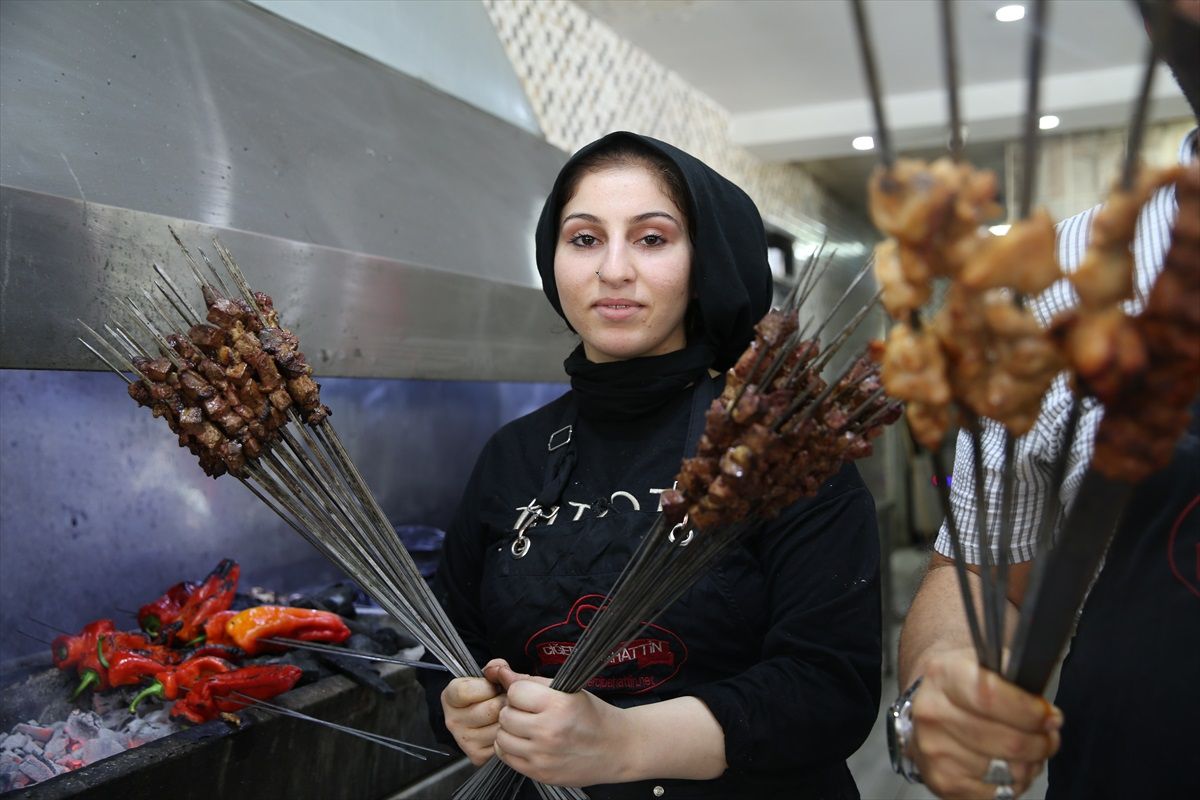 Şanlıurfa\'da Kadın Kebap Ustası