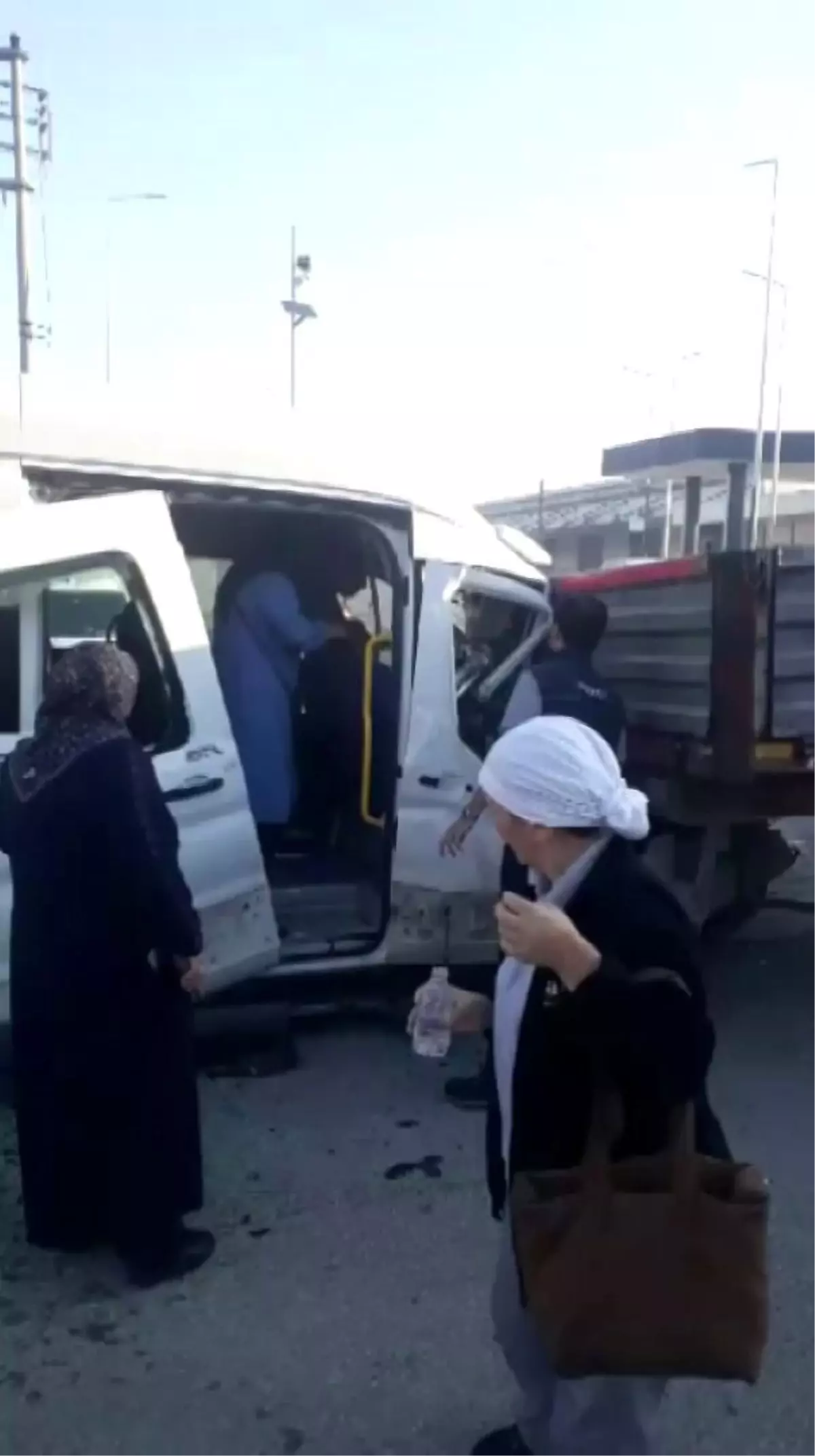 Kocaeli\'de Servis Minibüsü Kaza Yaptı