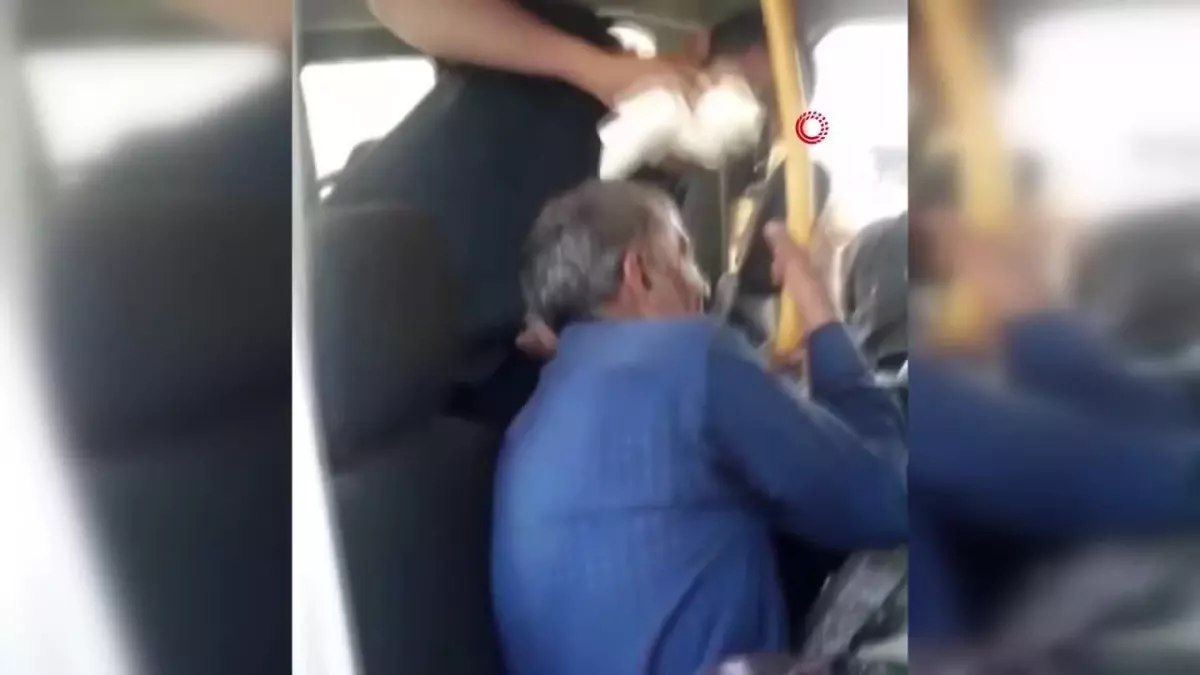 Kocaeli\'de Minibüs Tıra Çarptı: 4 Yaralı