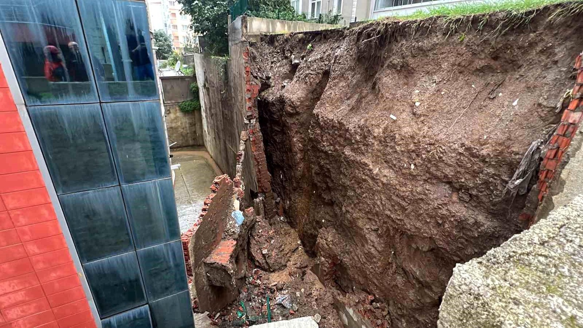 Sinop\'ta İstinat Duvarı Çöktü, Paniğe Neden Oldu