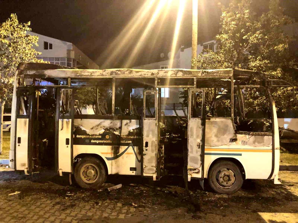 Çorlu\'da Minibüs Yangını: Kundaklama Şüphesi