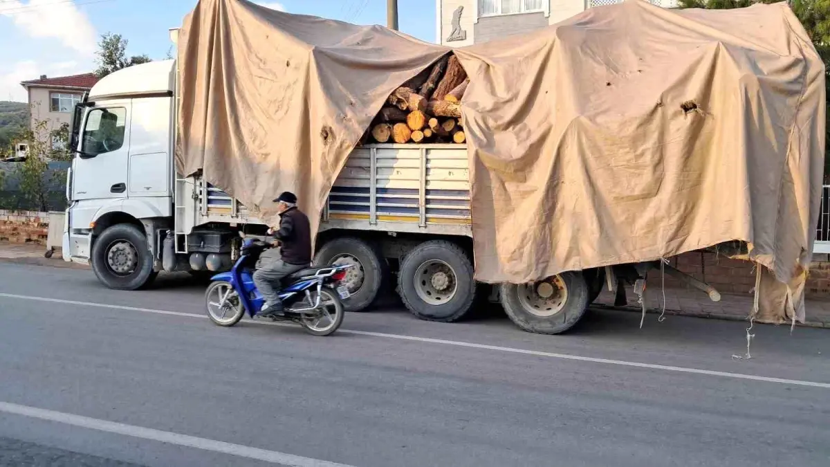 İznik\'te Kütükler Yola Savruldu