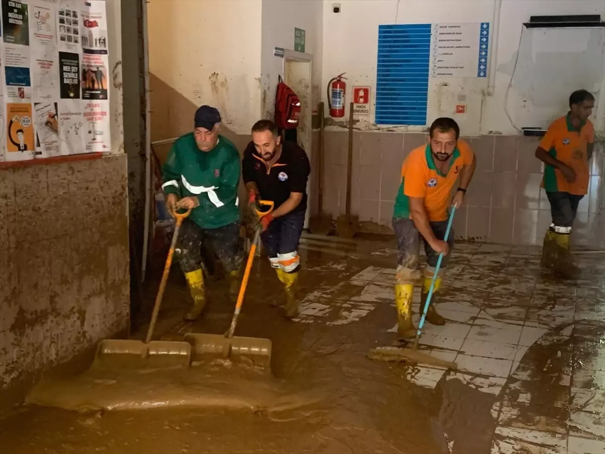 Trabzon\'da Sel ve Heyelan Sonrası Temizlik Çalışmaları Devam Ediyor