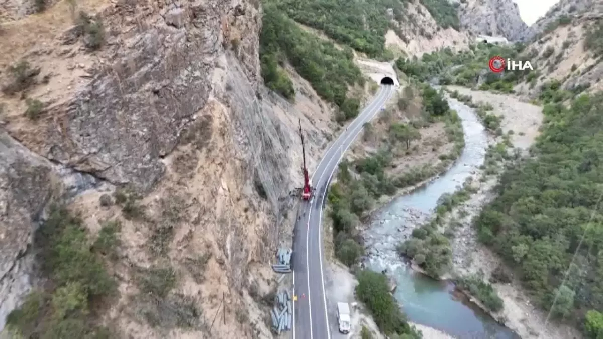 Tunceli\'de Kaya Düşmelerine Çelik Ağ Önlemi