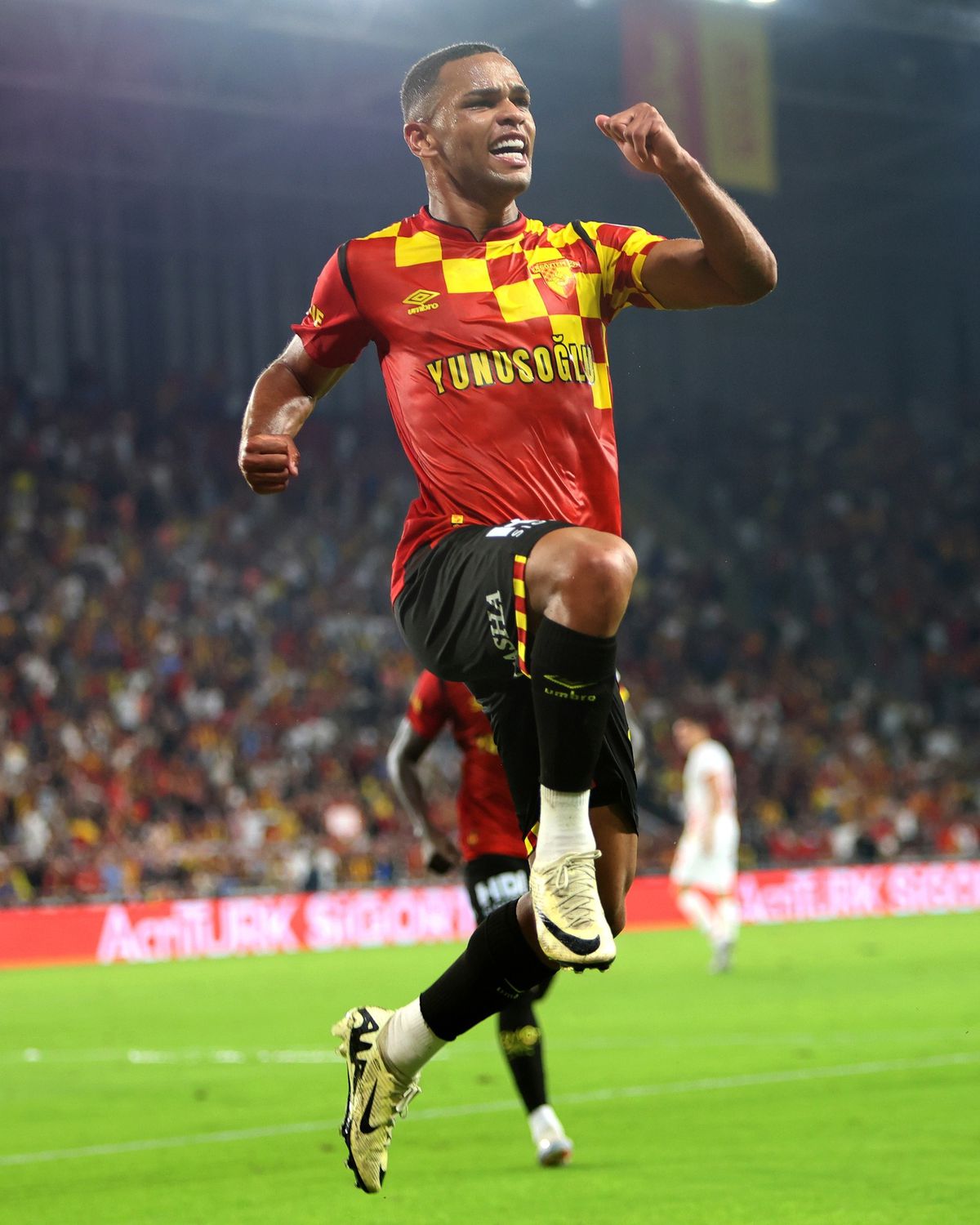 Göztepe Süper Lig\'de Yükselişte