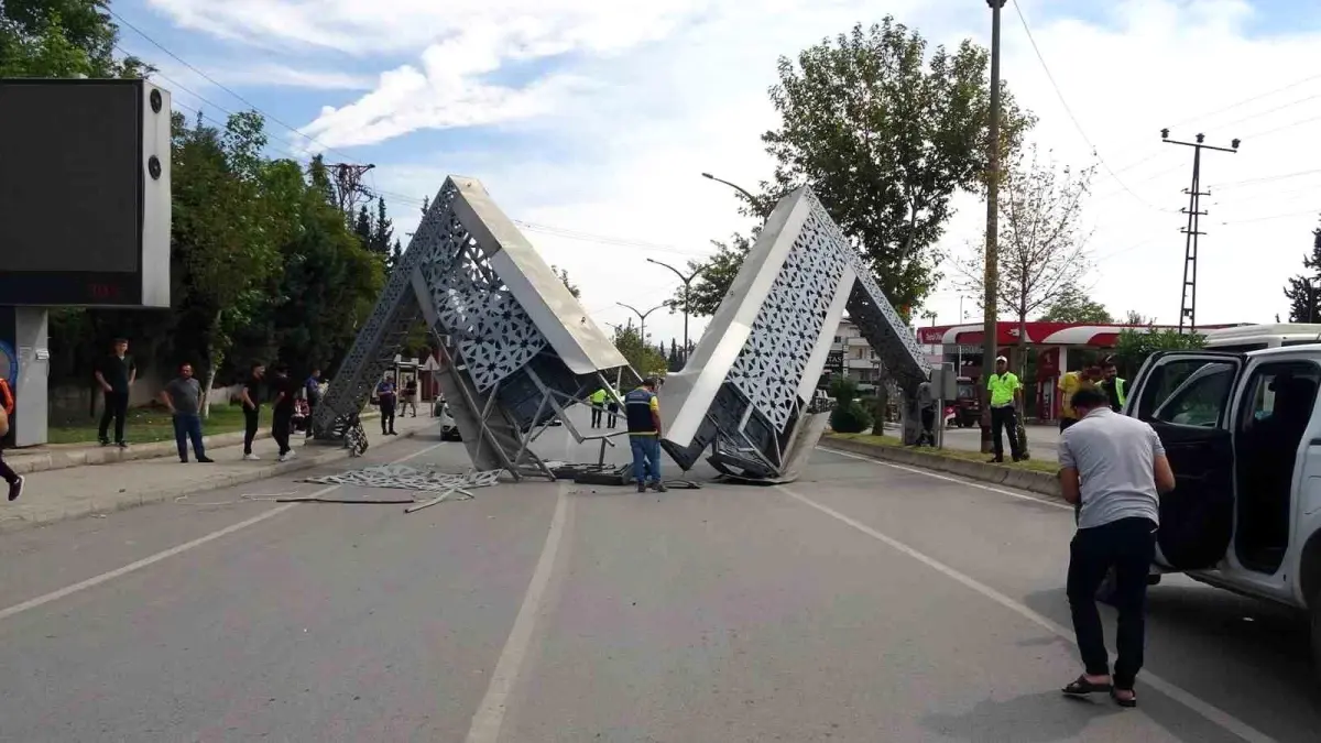 Kahramanmaraş\'ta Vinç Yön Tabelasını Devirdi