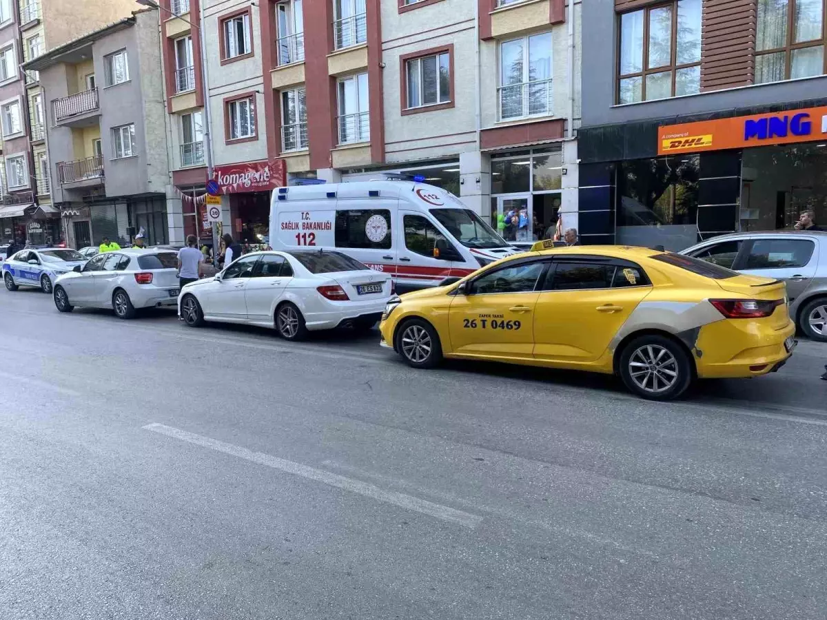 Eskişehir\'de Zincirleme Trafik Kazası: 4 Araç Maddi Hasar Gördü