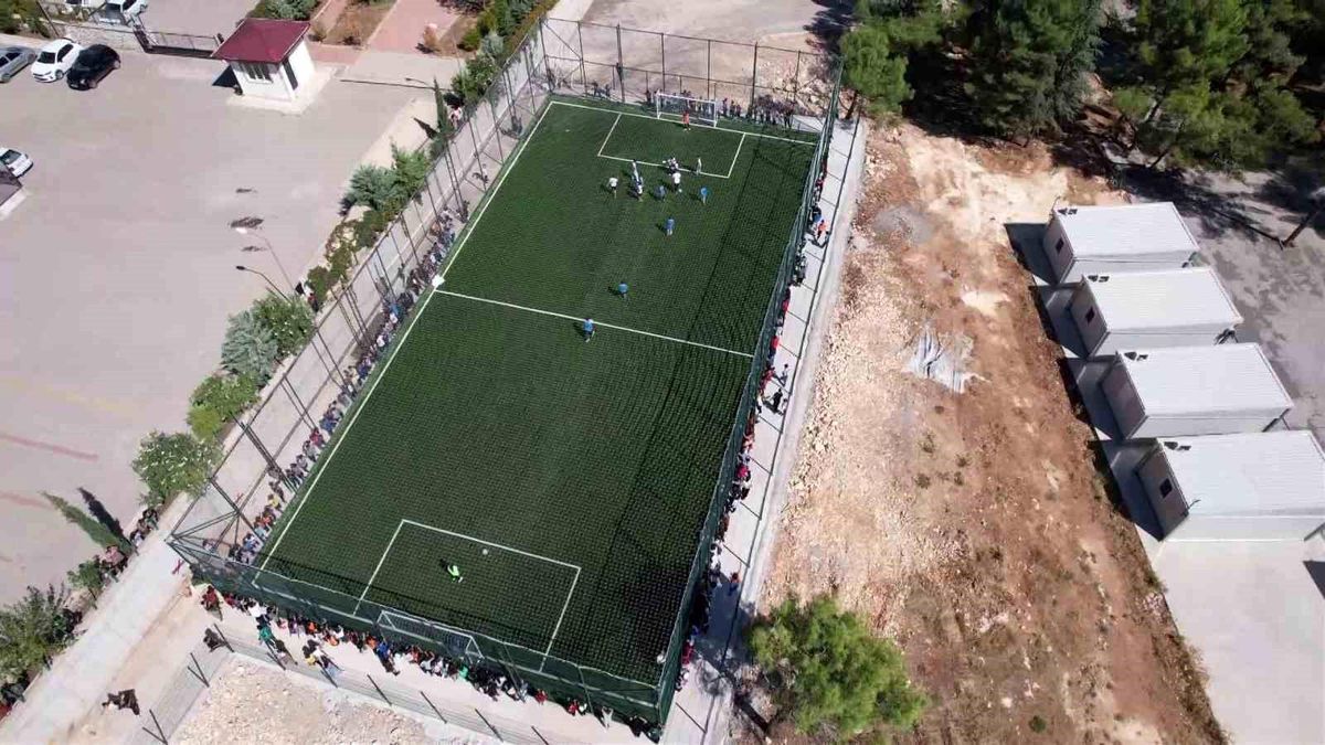 Bakan Kurum\'dan Adıyaman\'a Halı Saha Müjdesi