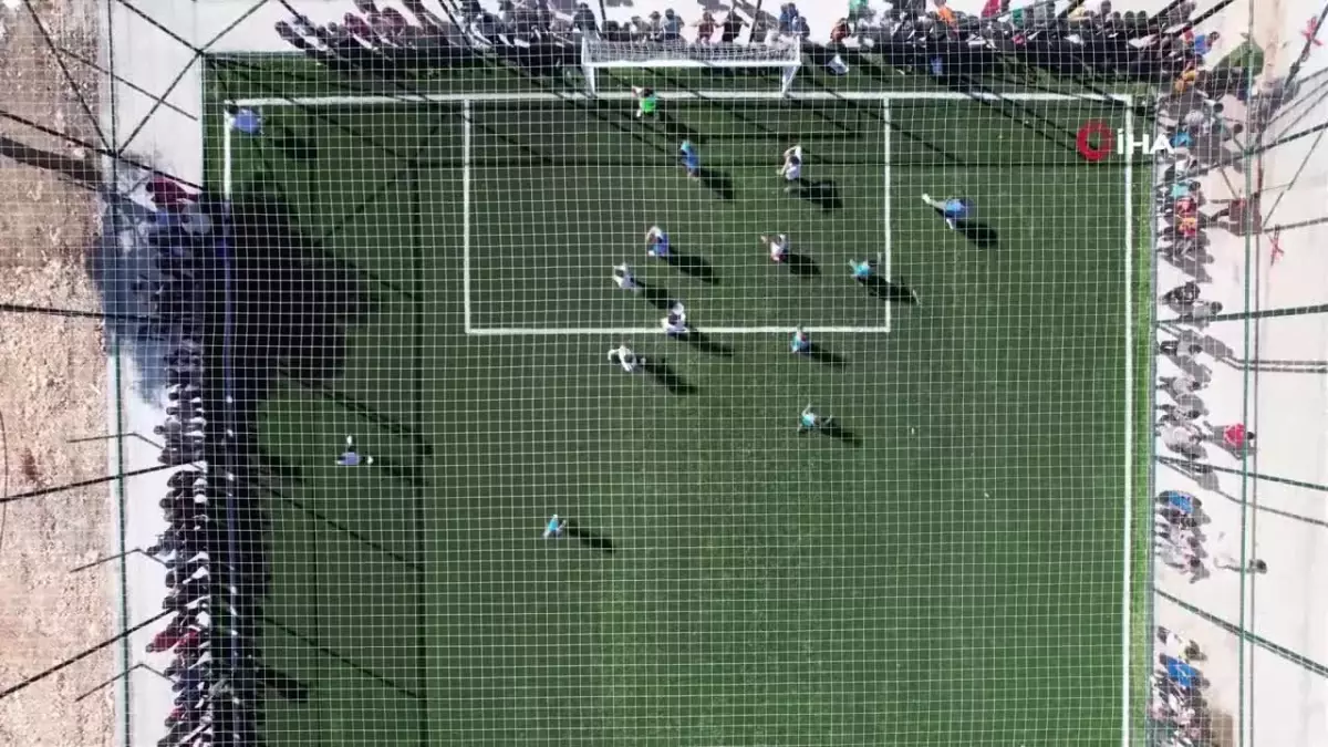 Bakan Kurum Çocukların Halı Saha Talebini Karşıladı